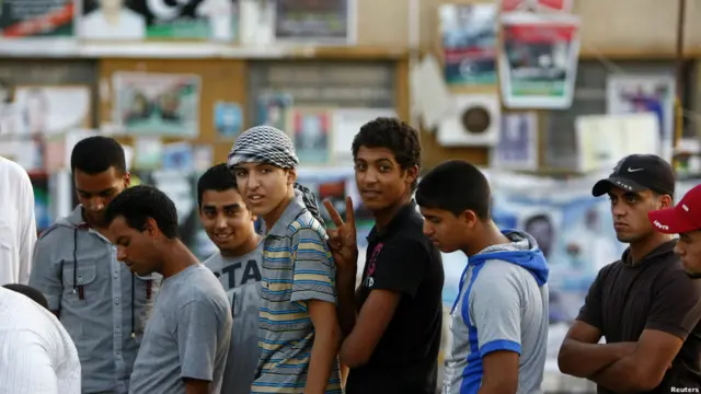 Tại quảng trường Tahrir ở Benghazi, nhiều thanh niên tới xếp hàng ghi danh gia nhập lực lượng nổi dậy Libya.