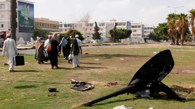 Tuy nhiên, dân thường vẫn đang bỏ chạy khỏi trung tâm thủ đô trong lúc phe nổi dậy tìm cách quét sạch các lực lượng trung thành với ông Gaddafi ra khỏi Tripoli.