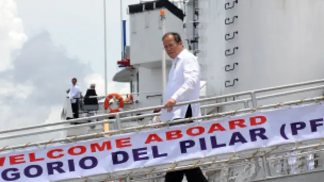 Tổng thống Aquino của Philippines thăm một chiến hạm mới mua về tại cảng Manila