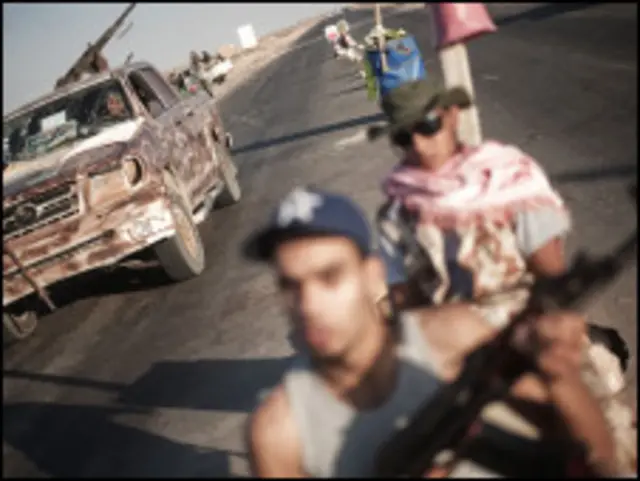 باغی سرت جانے والی شاہراہ پر اپنی طاقت کو بڑھا رہے ہیں 