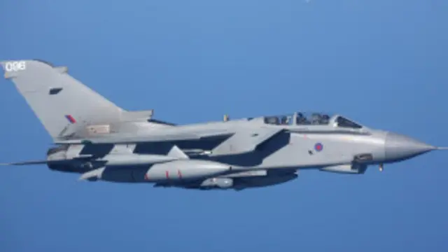 Tornado của Anh oanh tạc hầm chỉ huy tại Sirte vào đêm thứ Năm.