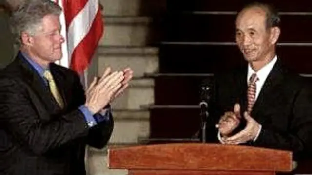 Ông Võ Viết Thanh (phải) đón Tổng thống Bill Clinton trong chuyến thăm đến Thành phố Hồ Chí Minh năm 2000