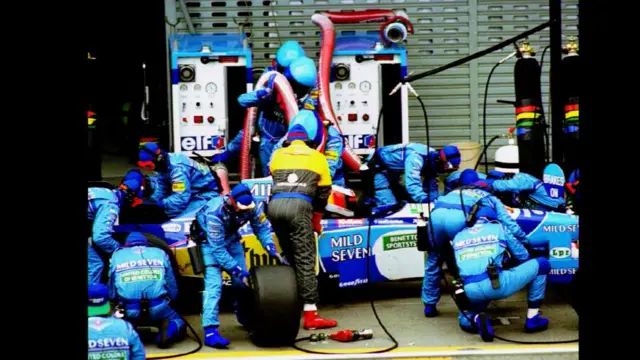 Su título de 1994, que defendió un año después, fue uno de los más reñidos y controversiales de los últimos tiempos. En la última carrera se definió el título entre el alemán y Damon Hill. Los dos corredores se estrellaron, lo que entregó el campeonato a Schumacher por un solo punto de diferencia.