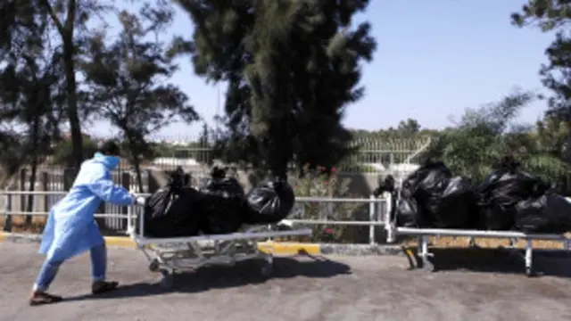 Xác người tại bệnh viện ở khu Abu Salim, Tripoli hôm 26/8