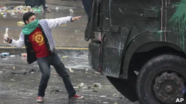 Joven chileno se enfrenta a las fuerzas de seguridad