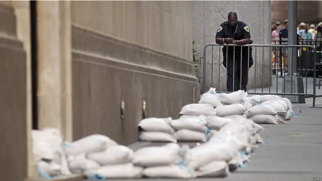 Kantong-kantong pasir penahan air 