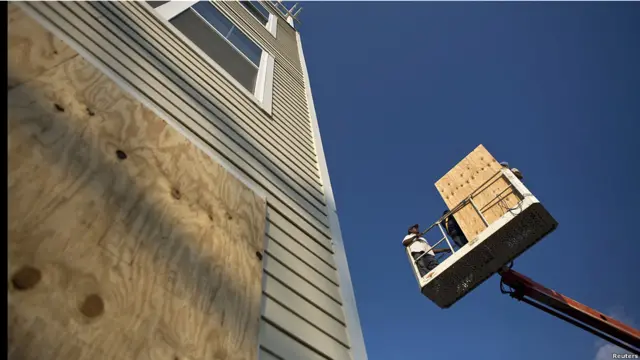 Warga memasang papan