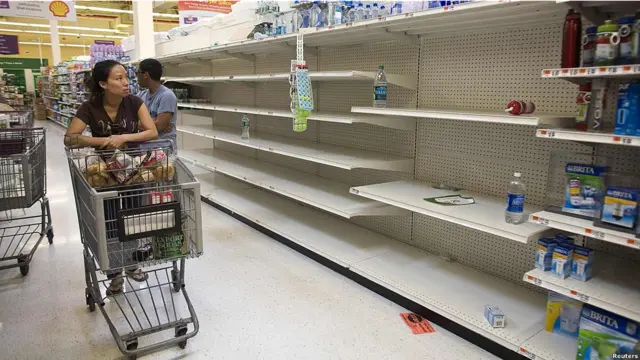 Warga berbelanja kebutuhan