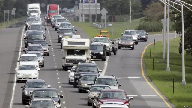 Warga keluar dari New York