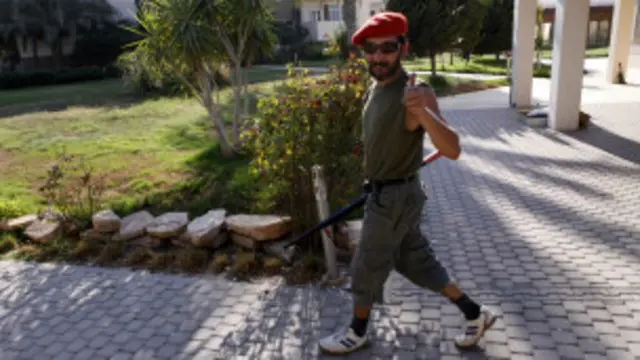 أمام منزل عائشة