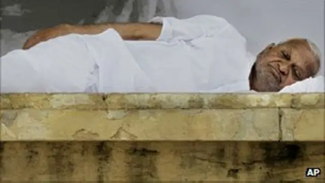 Setelah mogok makan dua pekan, aktivis Anna Hazare sepakat menghentikan aksinya itu.