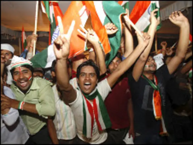 اناّ کی بھوک ہڑتال کے خاتمے پر رام لیلا میدان میں جشن کا سا سماں تھا