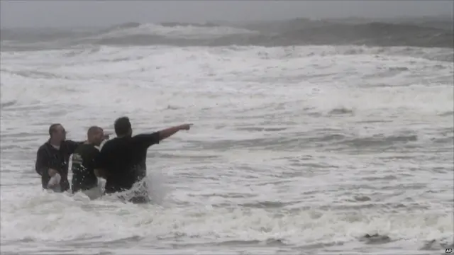په سمندري او نسبتاً ټيټو سیمو کې خلکو ته له خپلو کورونو د وتلو اجباري امر شوی دی. 