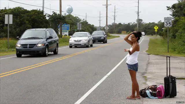 پر سړکونو د ګاډو ګڼه ګوڼه زښته ډېره شوې، او له خطرناکو سیمو خلک ځانونه وباسي، او ځینې یې پر سړکونو د لېږد وسایلو ته په انتظار دي. 