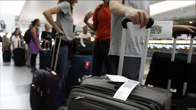 د نیویارک په هوايي ډګر کې ځینې الوتنې ځنډول شوې، او هوايي ډګر ته له بهره الوتنې بندې شوې دي. 