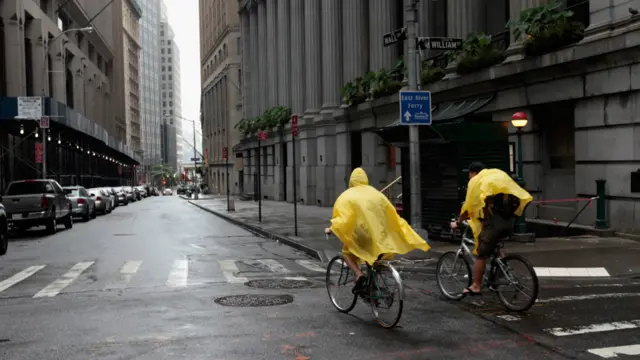 په نیویارک کې د وال سټریټ مشهور واټ کابو له خلکو او ګاډو خالي ښکاري. 