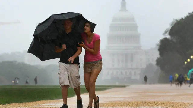 په پلازمېنه واشنګټن کې بیا شړقنده بارانونه شوي، چې د توپان د راتلو د خطر زنګ بلل شوی. 