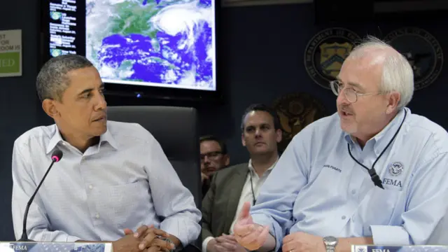 ولسمشر بارک اوباما له خپلې ژغورندویې او د بېړنیو حالاتو له ډلې سره د پرېکنده دریځ د ټاکلو پر سر خبرې کوي. 