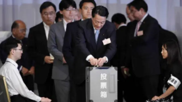 Mendag Jepang, Banri Kaieda, memberikan suaranya dalam pemilihan perdana menteri.