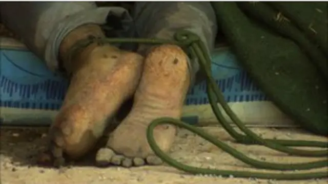 أحد ضحايا عمليات الإعدام من قبل قوات القذافي