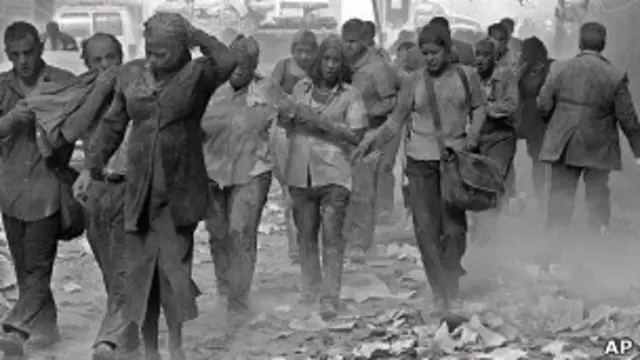 personas escapan del lugar del atentado del 11 de septiembre