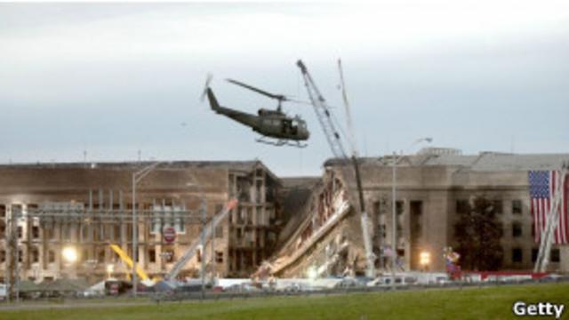 Helicóptero sobrevoa o Pentágono após ataque.