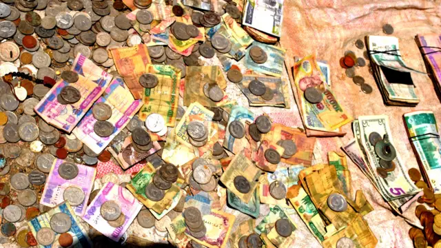 بیشتر بانک نوت های (اسکناسهای) ده، بیست و پنجاه افغانیگی فرسوده شده و بسیاریها از گرفتن آن خودداری می‌کنند. کمبود آن نیز در بازار تاثیر منفی بجا گذاشته است.