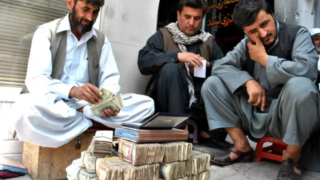 در معاملات بزرگتر اسکناسهای کمتر از پنجاه افغانیگی کمتر از ارزش واقعی آن تبادل می‌شود. در کابل تفاوت اسکناس های کهنه و نو، در هر هزار افغانی سیصد و پنجاه افغانی است.