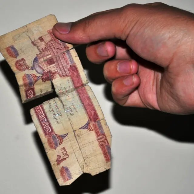 در افغانستان تقریبا همه معاملات با پول فیزیکی صورت می گیرد و از سوی دیگر از این پول به صورت درست نگهداری هم نمی شود. برخی هم "کیفیت پایین" اسکناسها را دلیل فرسودگی آنها می‌دانند.