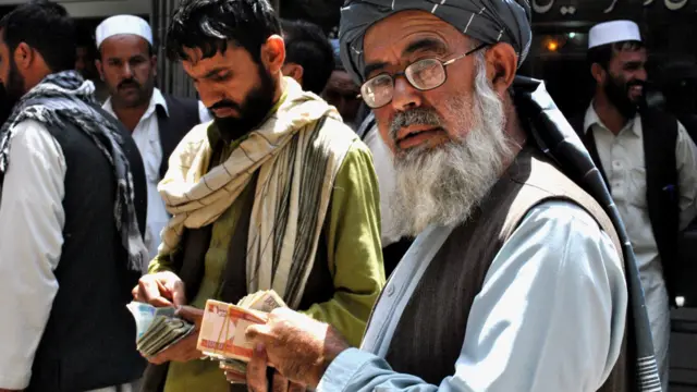 پول جدید افغانی با حذف سه صفر پول سابق و طرح و شکل تازه در سال ۱۳۸۱ وارد بازار شد. این پول را یک شرکت بریتانیایی چاپ می‌کند.