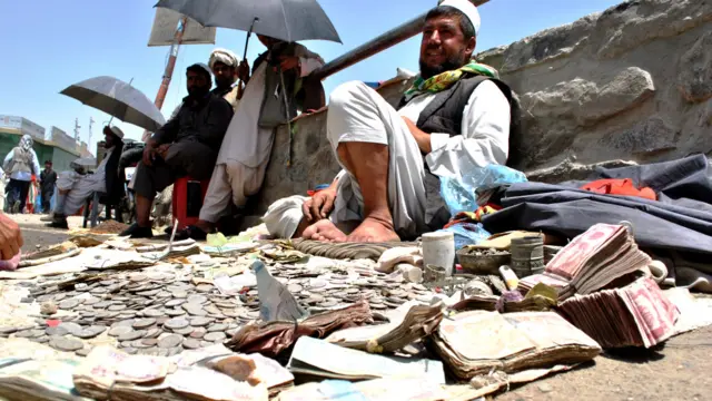 حالا خرید و فروش اسکناسهای فرسوده و همچنین سکه‌های یک، دو و پنج افغانیگی به یک شغل تبدل شده است.