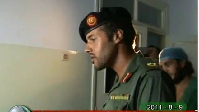 خمیس قذافی، کوچکترین پسر رهبر لیبی. این تصویر مربوط به بازدید او از یک بیمارستان است که از تلویزیون دولتی لیبی پخش شد.