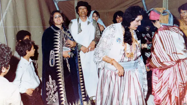 صفیه همسر سرهنگ قذافی در یک جشن عروسی . این عکس در میان عکس های خانودگی قذافی یافت شده است.