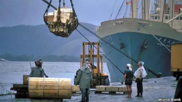 Barco chino siendo cargado de productos latinoamericanos