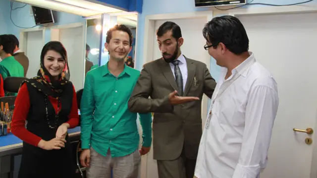  آصف جلالی برای شوخی به وقت و مکان مشخص نیاز ندارد. به من می گوید چون کنار  یک دختر خانم ایستاده ام باید مثل او ژست بگیرم. 