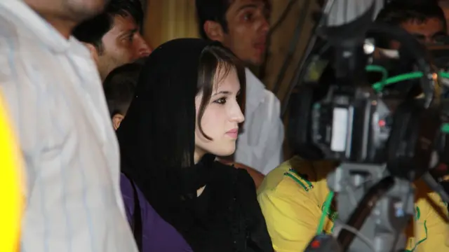 این نخستین بار بعد از سه دهه است که خانم‌ها در برنامه های استندآپ کمدی در افغانستان شرکت می کنند. 