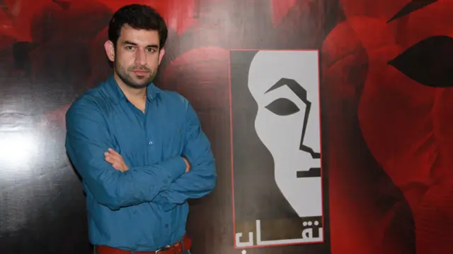 "نقاب" برنامه ای تلویزیونی است که در آن زنان خشونت دیده افغان درد دل هایشان را می گویند. سمیع مهدی، تهیه کننده برنامه، پخش آن را "تابو شکنی" در جامعه سنتی افغانستان می خواند. 