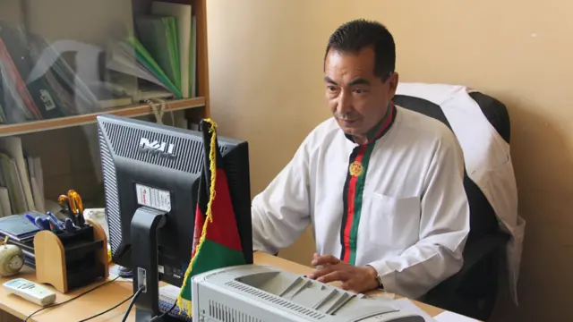 رمضان بشردوست، عضو مجلس نمایندگان افغانستان، اولین سیاستمداری بود که در یکی از این برنامه های طنز شرکت کرد. 