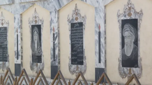 دیوار فرهیختگان در شهر مزارشریف، در شمال افغانستان. بر این دیوار زندگینامه تعدادی از شاعران فارسی زبان درج شده است. 