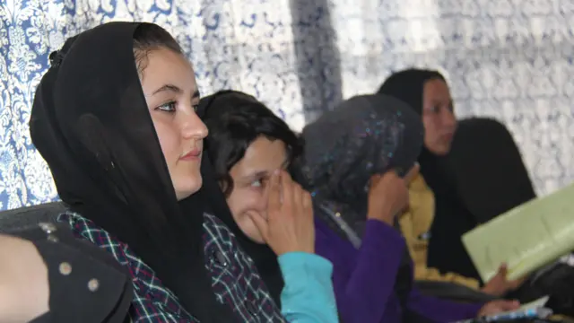 به جز انگیزه های تازه و شکل شعری که در سال‌های اخیر در افغانستان تغییر کرده، فضای شعری این کشور به دلیل حضور فعال زنان دستخوش تغییر شده است.