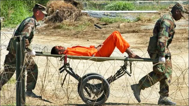 11 جنوری 2002: امریکہ نے افغان جنگ کے دوران گرفتار ہونے والے قیدیوں کا پہلا دستہ کیوبا کی گوانتانامو جیل میں بھیج دیا۔ 