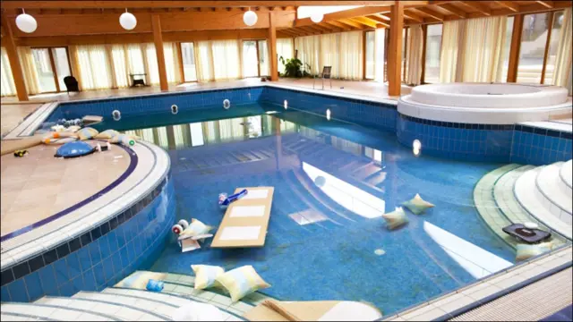 مکان میں سوئمنگ پول کی تصویر