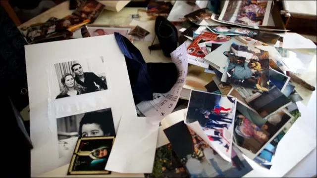 عائشہ کی ذاتی تصاویر بکھری پڑی ہیں