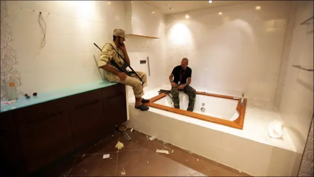 باغی مکان کے غسل خانے میں