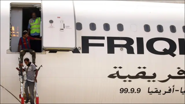 قذافی کے ذاتی جہاز افریقیۃ سے باغی باہر آ رہے ہیں
