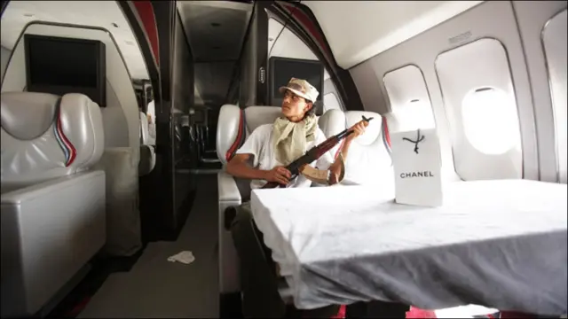 باغی جہاز میں آرام کر رہا ہے