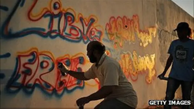 Người dân Libya tiếp tục ăn mừng ở Tripoli