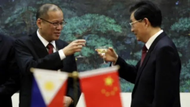 Hai lãnh đạo Philippines và Trung Quốc nâng cốc nhưng báo chí vẫn nói nhiều về căng thẳng trên biển giữa Bắc Kinh và các láng giềng