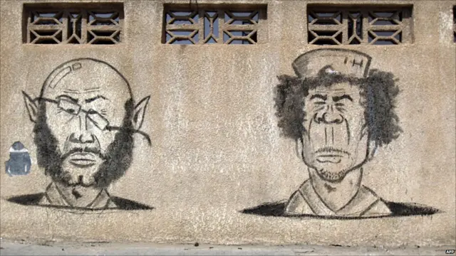 Графіті, що висміює Каддафі і його сина Саіфа