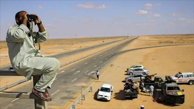 Повстанець на КПП біля міста Місурата